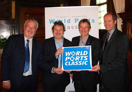 Vlnr Marc Van Peel, Ludo Van Campenhout, Patrick Janssens, Christian Prudhomme met het nieuwe logo van de Wold Ports Classic