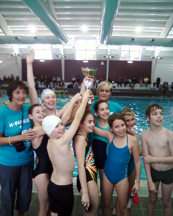 Leerlingen van de Heilige Familie kaapten de beker weg op het recreatieve waterpolotornooi.