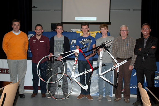 vlnr : Wim Van Rossen, Edwin De Saegher, Michiel Van Echelpoel, Sander Van Dingenen, Stijn De Bock, Etienne Wullaert en schepen van sport Patrick Vermeulen