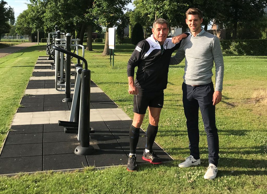 Marc D'Hondt met CD&V-raadslid Jeroen Verhulst bij de enige maar beperkte buitenfitness aan de sportzone in Beveren.