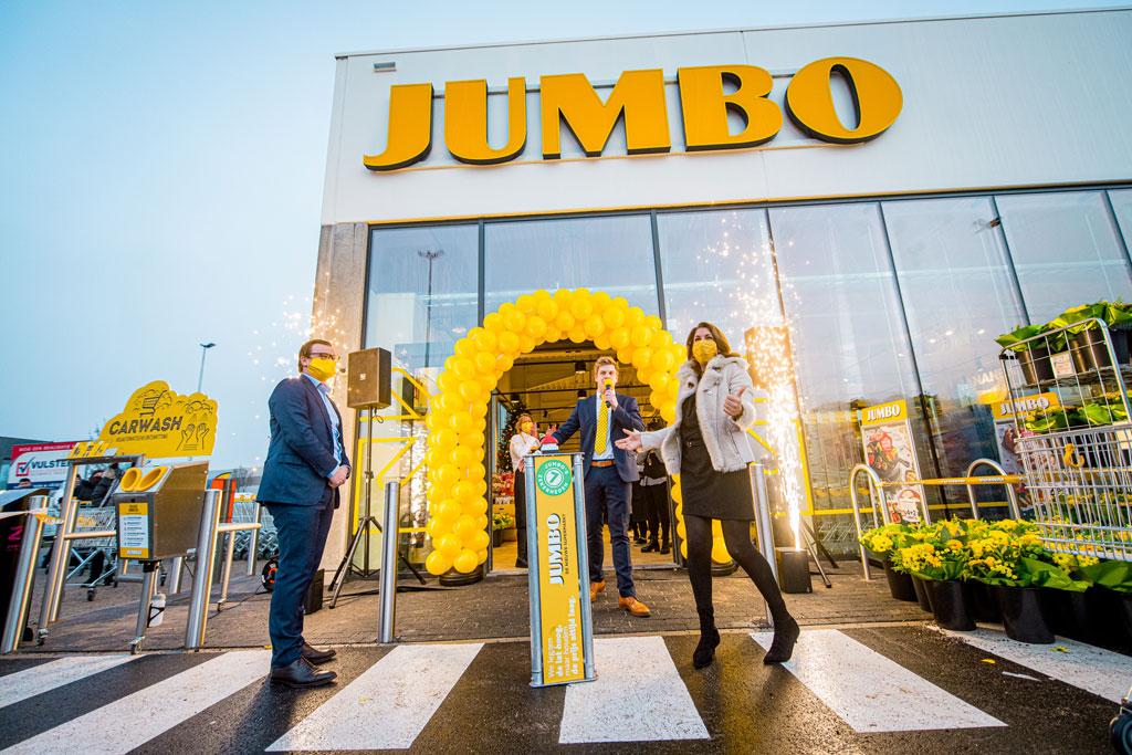 op gepaste afstand opent filiaalmanager Louis Van Hulle samen met Peter Isaac, Managing Director Jumbo België, en Colette Cloosterman-Van Eerd, CCO en mede-eigenaar van Jumbo, feestelijk de Jumbo winkel in Beveren. (foto: Jumbo)