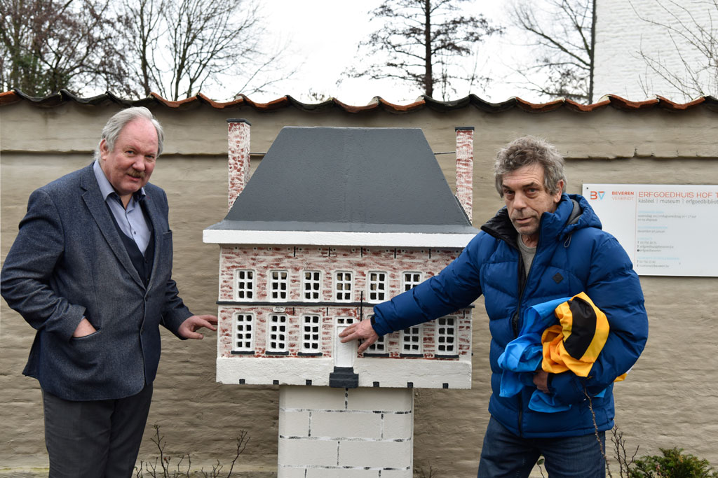 burgemeester Marc Van de Vijver met kunstenaar Pierre Petrus (foto: gemeente Beveren)