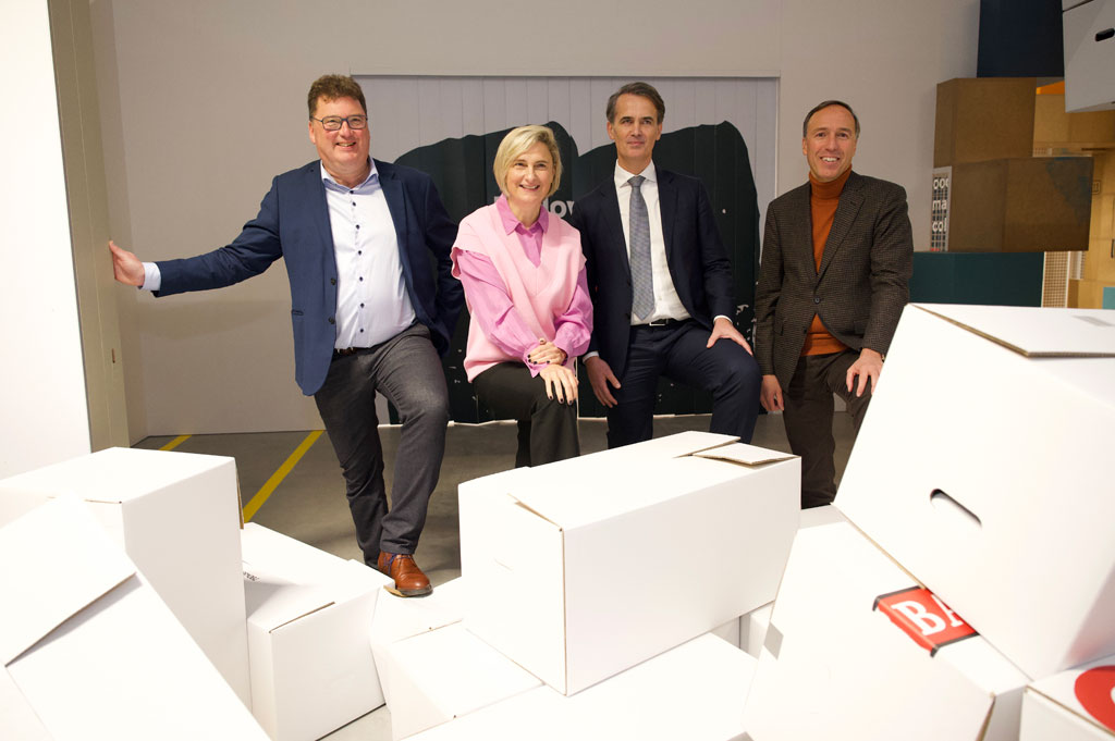 vlnr: Filip Antheunis (burgemeester Lokeren), Hilde Crevits (Vlaams minister van Economie, Innovatie, Werk, Sociale Economie en Landbouw), Peter Boone (CEO Barry Callebaut), Joost Uwents (CEO WDP) (foto: Barry Callebaut)