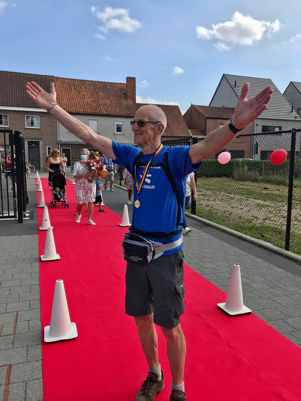 Réno Martens bij aankomst aan vbs Tuimelaar