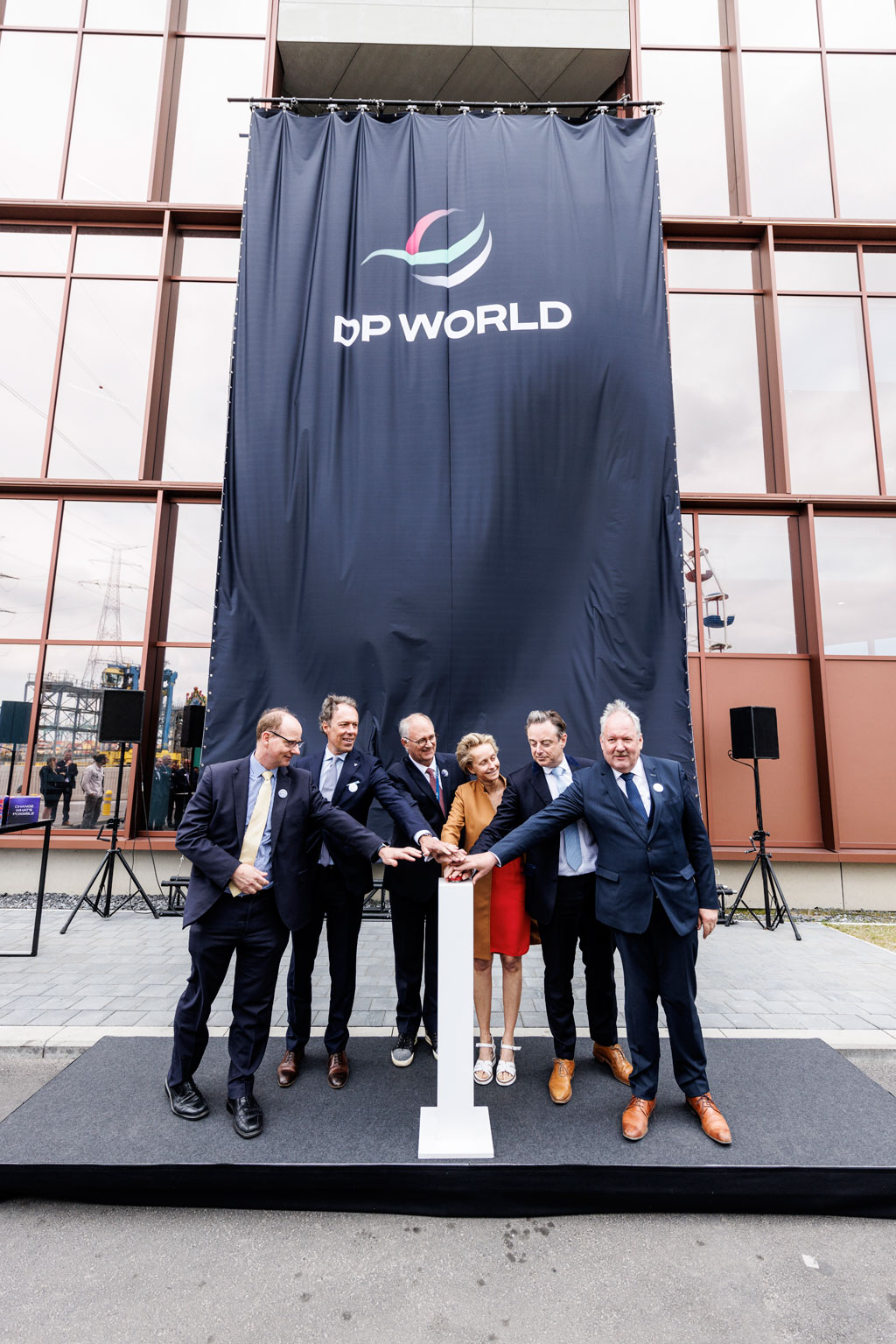 John Woollacott, Jacques Vandermeiren, Dirk Van den Bosch, Annick De Ridder, Bart De Wever, Marc Van de Vijver (DP World)