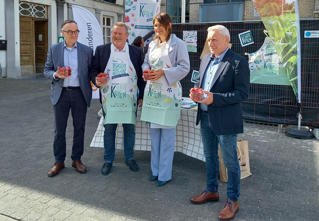 vlnr: schepen Jan Degraef, burgemeester Herman Vijt, gedeputeerde Leentje Grillaert en schepen Jan Rossaert