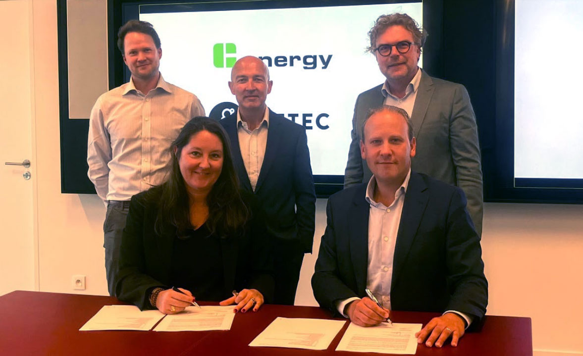 vlnr: Stijn Van Hoye, Project Developer Heat & ESCO, C-energy, Laurence Gacoin, CEO, C-energy and C-innovation, Niko Bonnyns, Project Director, C-energy, Martijn van der Zande, CEO GETEC Benelux, en Geert Vermeyen, Business Development Director Belgium, GETEC Benelux. ©C-energy