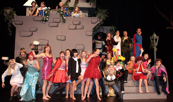 In 'Once upon a crime' brengt regisseur James Cooke een kleurrijke verzameling strip-, sprookjes- en superhelden op het podium.