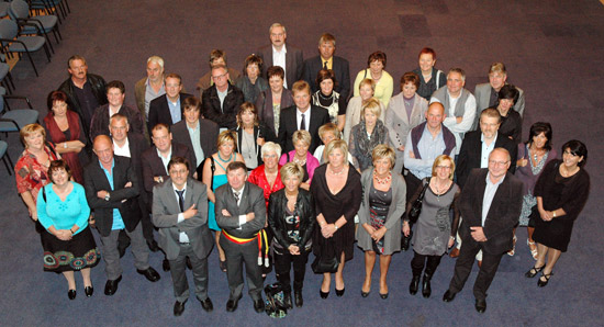 De gouden jubilarissen met burgemeester Luc De Ryck en de schepenen Hugo Maes, Freddy Verbeke en Franky De Graeve.