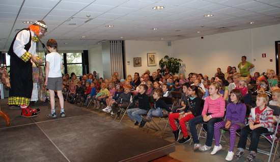 In het AC werd aan de kinderen een optreden aangeboden van Clown Rigolo. Hij maakte ook de uitslag van de kleurwedstrijd bekend.