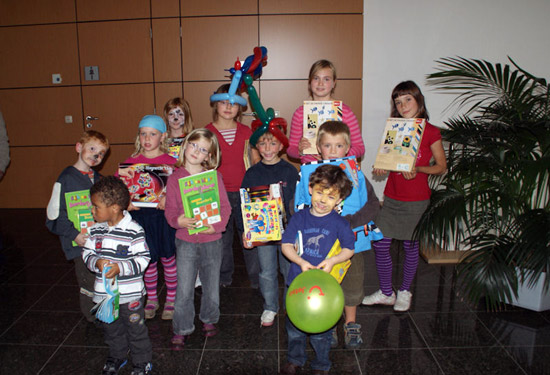 De kinderen die als winnaars uit de bus kwamen van de kleurwedstrijd rond de veejaarmarkt.