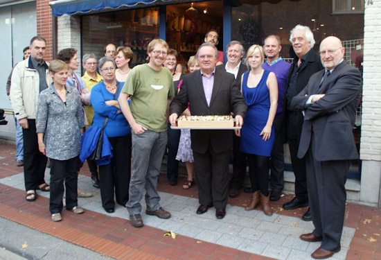 Alle medewerkers van de Wereldwinkel met burgemeester en schepenen.