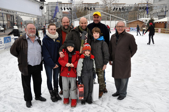 De 7-jarige Illa Bozikovic uit Schoten kreeg als 10.000ste bezoeker van de ijspiste een mooi prijzenpakket. Op de foto: de trotse de 7-jarige Illa en haar peter Jerko Bozikovic, schepen Raf Van Roeyen en de organisatoren van de ijspiste.