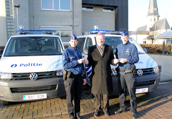 Burgemeester Marc Van de Vijver overhandigde de sleutels aan de inspecteurs Natasja Blancquaert en Nicky Van Esbroeck.