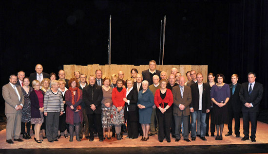 De laureaten die in CC Ter Vesten werden gehuldigd voor hun werk ten dfienste van het Rode Kruis.