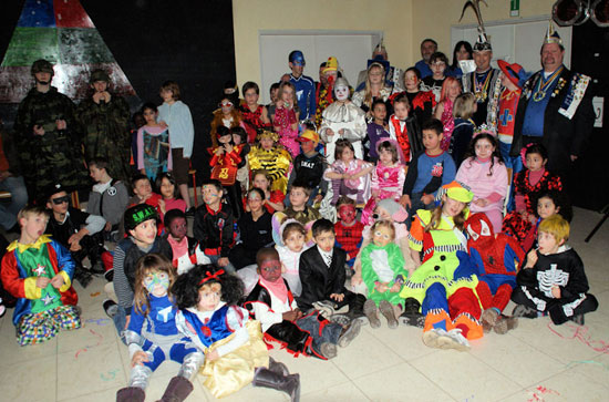 De kinderen hadden zich voor hun carnavalbal fraai verkleed. Het was ruim 15 jaar geleden dat er nog een carnavalsfeest was op deze school voor buitengewoon onderwijs.