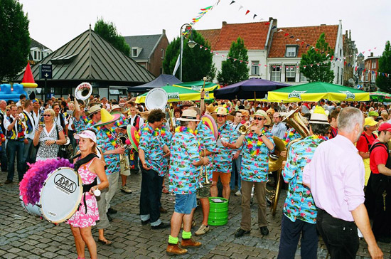 Tientallen dweilorkesten trekken een hele middag door de straten, van kroeg naar krioeg.