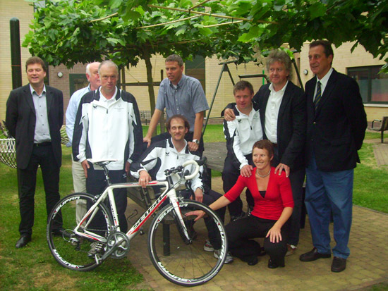 Vlnr Burgemeester Anthuenis, Aimé Anthuenis, Marc Jansen (wielrennen), coach Gunter Van De Sompel (staand), Stefan Verbustel (wielrennen), Lieven Mels (badminton), coach Katrien Geleyn, Chris Lippens (Schepen van Sport Sint-Gillis-Waas, Jerome Van Doorslaer (Schepen van Sport Lokeren)