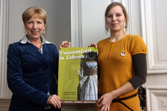 Schepen van inburgering Annie Van Daele en ambtenaar Ellen Fierens presenteren het derde vrouwenfeest in Lokeren.