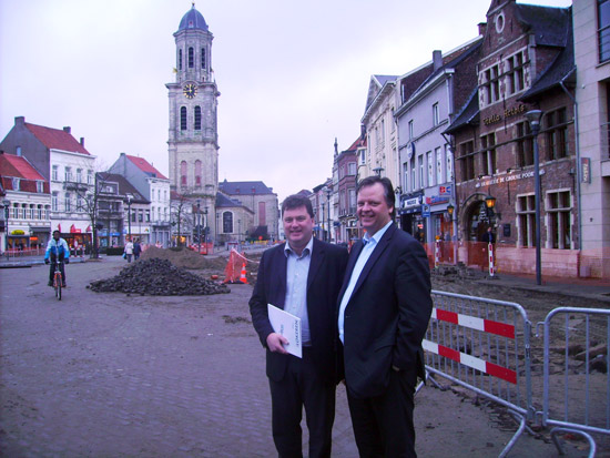 Burgemeester Anthuenis en schepen Liebaut hopen dat Markt er eind 2011 gans anders uitziet.