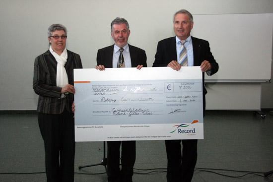 Herman Sablon, voorzitter van Rotary Club Camasiacum overhandigde een cheque van 7.500 euro als ondersteuning bij de aankoop van de handicar. vlnr schepen Marita Meul, burgemeester Remi Audenaert en rotaryvoorzitter Herman Sablon