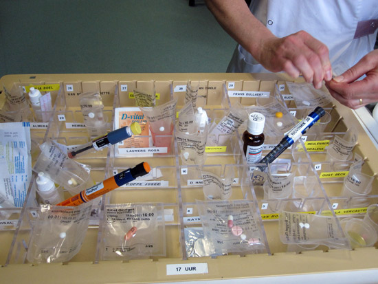 Met het Multidosissysteem levert de apotheek de medicijnen verpakt per paitënt en per moment van inname.
