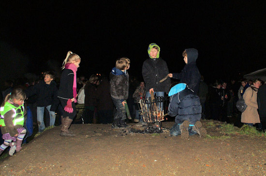 Voor de kinderen was het feesten rond de vuurkorven waar ze zelf de vlam mochten inhouden.