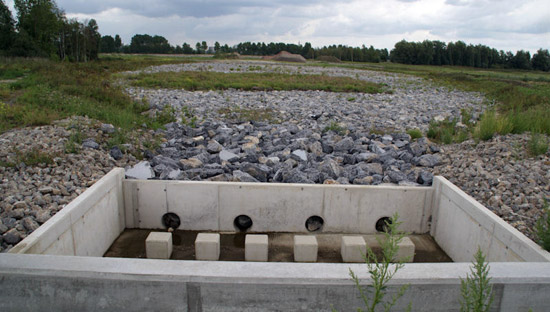 De overloop van het bufferbekken. Als er ooit zoveel water uit Burcht komt dat het bufferbekken helemaal vol is dan wordt het overtollige water naar deze zone gepompt om dan zo via de weel af te vloeien richting Schelde.