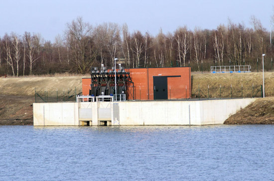 Dit is het pompgebouw waarin zich 4 zeer zware pompen bevinden die in geval van watersnood in Burcht kunnen worden ingezet. Wie wandelt of fietst op de dijk komt er langs.