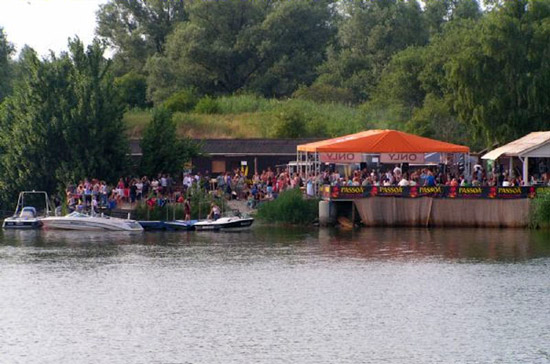 De werken betekende meteen ook het einde van een bijzonder goed werkende waterski vereniging.