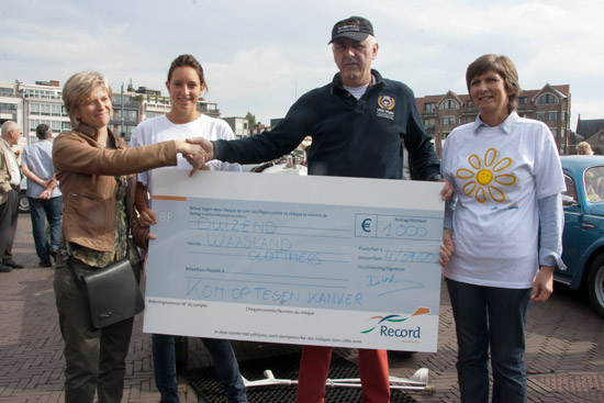 Dirk Ivens verzamelde 1.300 euro voor Kom op tegen Kanker. Zondag overhandigde hij een cheque van 1000 euro districtsverantwoordelijke Karen Dobbé.