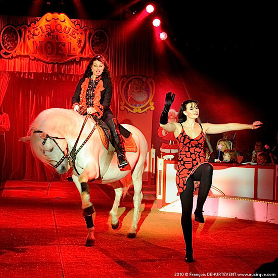 Jennifer en haar paarden in de nieuwe show van Circus Malter.