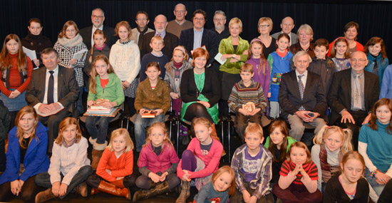 Zittend v.l.n.r. burgemeester Luc De Ryck, Charlot Vael, algemeen laureaat Roxanne Cools, Lien Verwaeren, Robbe Noens, erevoorzitter Albert Robberecht en voorzitter Marcel Meersman