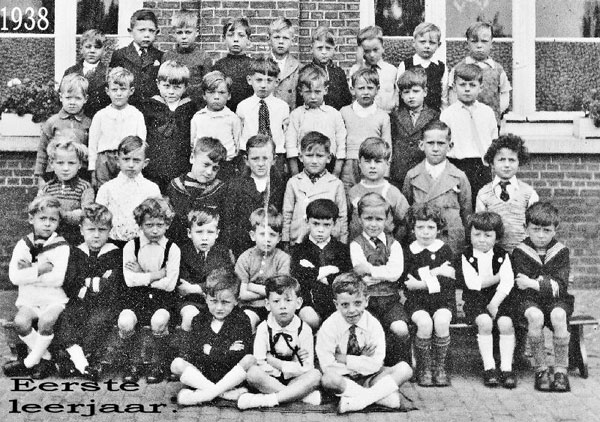 Samen in het eerste leerjaar in 1938. Bij de bekenden: onderaan links Aimé Proost die thans in Australië een pretpark uitbaat. Tweede rij , tweede van links Bob De Keukeleere, ex-ploegleider van de Militaire Wielerploeg, dan Aimé Staes en Paul Van Kemseke die ex-speler is van SK Beveren.