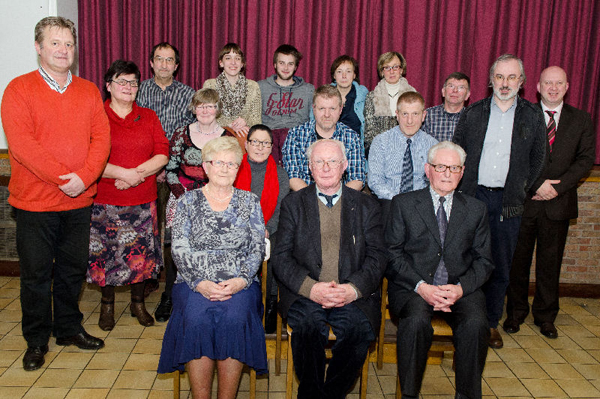 familie André Todts en Gaby Vermeulen kinderen, schoon- en kleinkinderen met de nieuwe ploeg die de fakkel en het beheer van het Gildenhuis overneemt. (Maria Wauters, Herman De Cock, Frans De Laet, Agnes Desaegher) Hugo Maes (uiterst links) en Geert Vandersickel (schepenen) Koen De Clercq (voorzitter Bouwmaatschappij Temse) Freya De Keyzer (gemeenteraadslid)