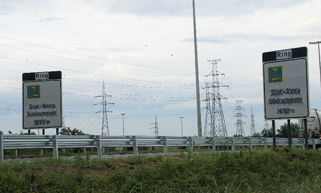 De verkeersborden werden spitsvondig aangepast in een taal die iedereen verstaat. Of de bestuurder nu Duitser, Fransman, Litouwer of Pool is … hij begrijpt dat er iets gaande is aan de afrit Ring.