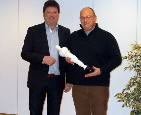 Burgemeester Filip Anthuenis (l) en Bernie Caessens, voorzitter Fonnefeesten (r) met trofee