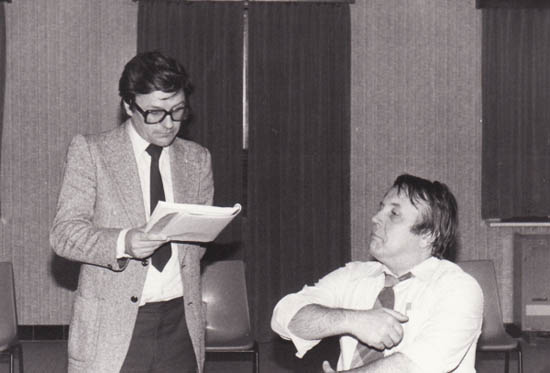 Een beeld van meer dan 25 jaar geleden: Walter Cools (rechts) op de scene met de latere burgemeester François Smet (links) bij KET.